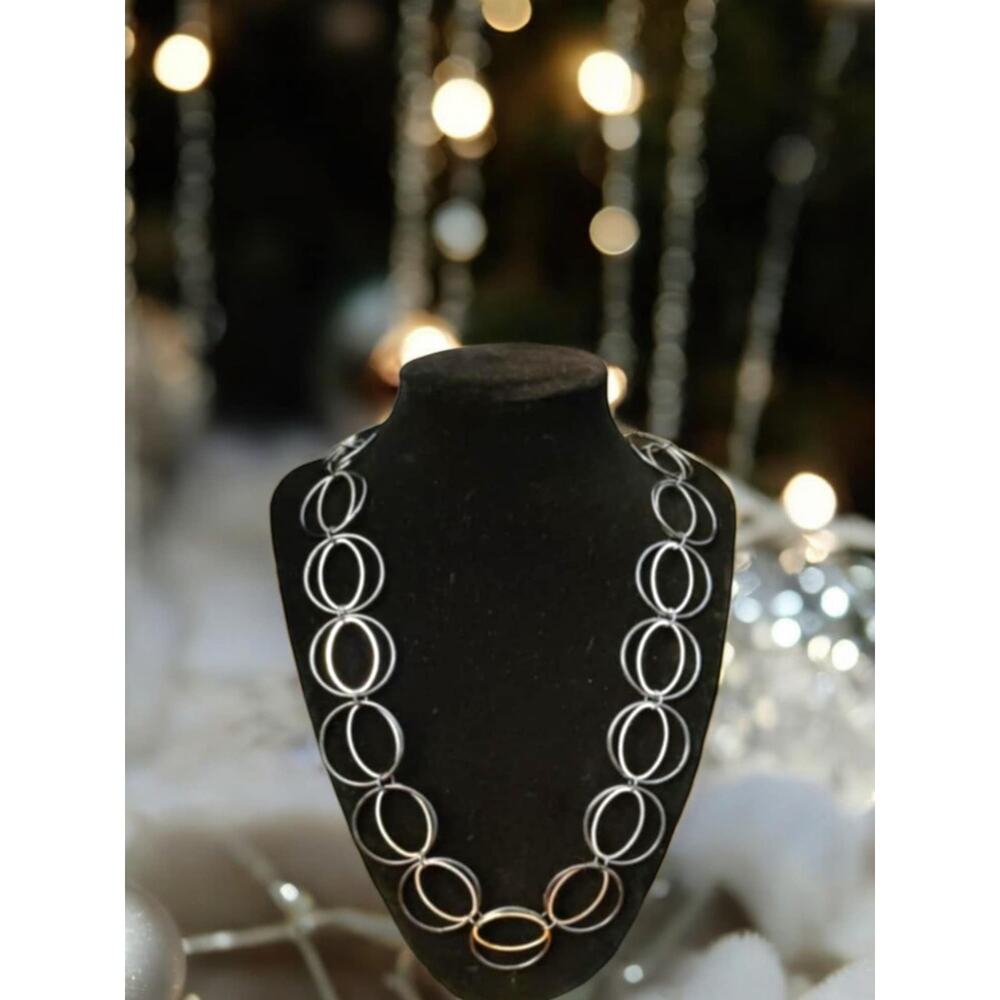 Daisy Fuentes  chain necklace silver & black.